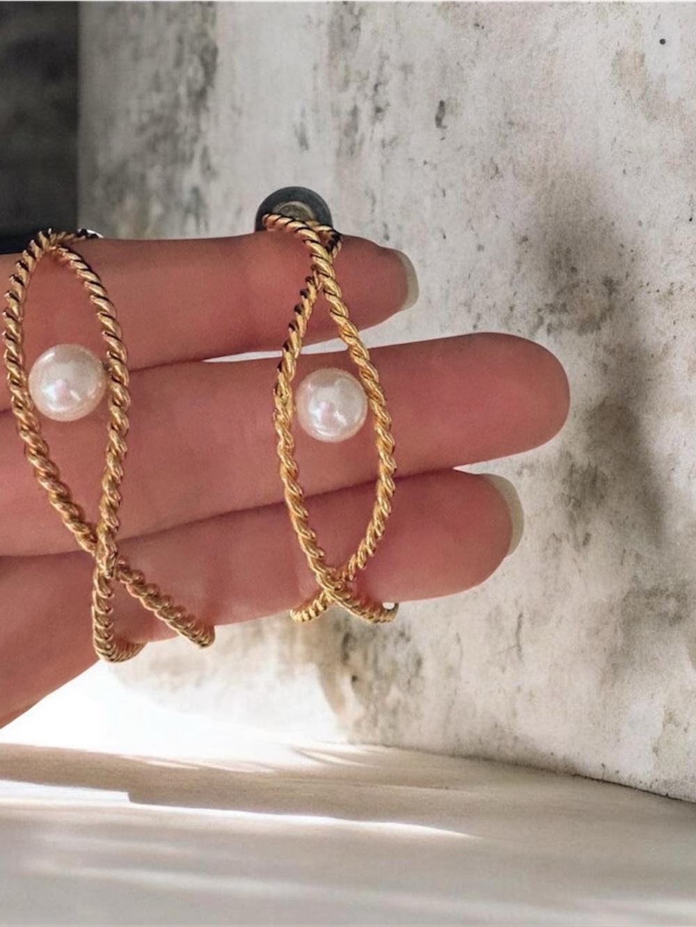 Vintage Avon Twisted Rope Hoop 2 inch Earrings Gold Tone Floating Pearl 1995 NIB